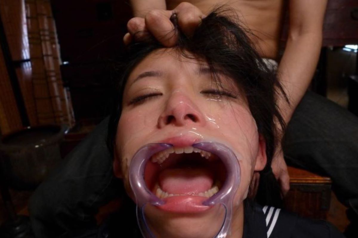 Japanese slave fuck 2 guys her mouth