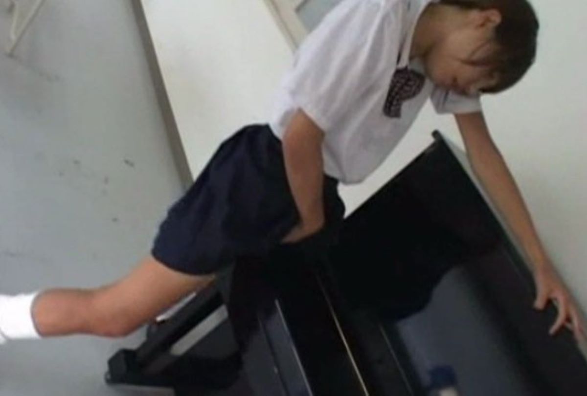 Девушка поставила камеру под стол и стала снимать как она мастурбирует на рабочем месте