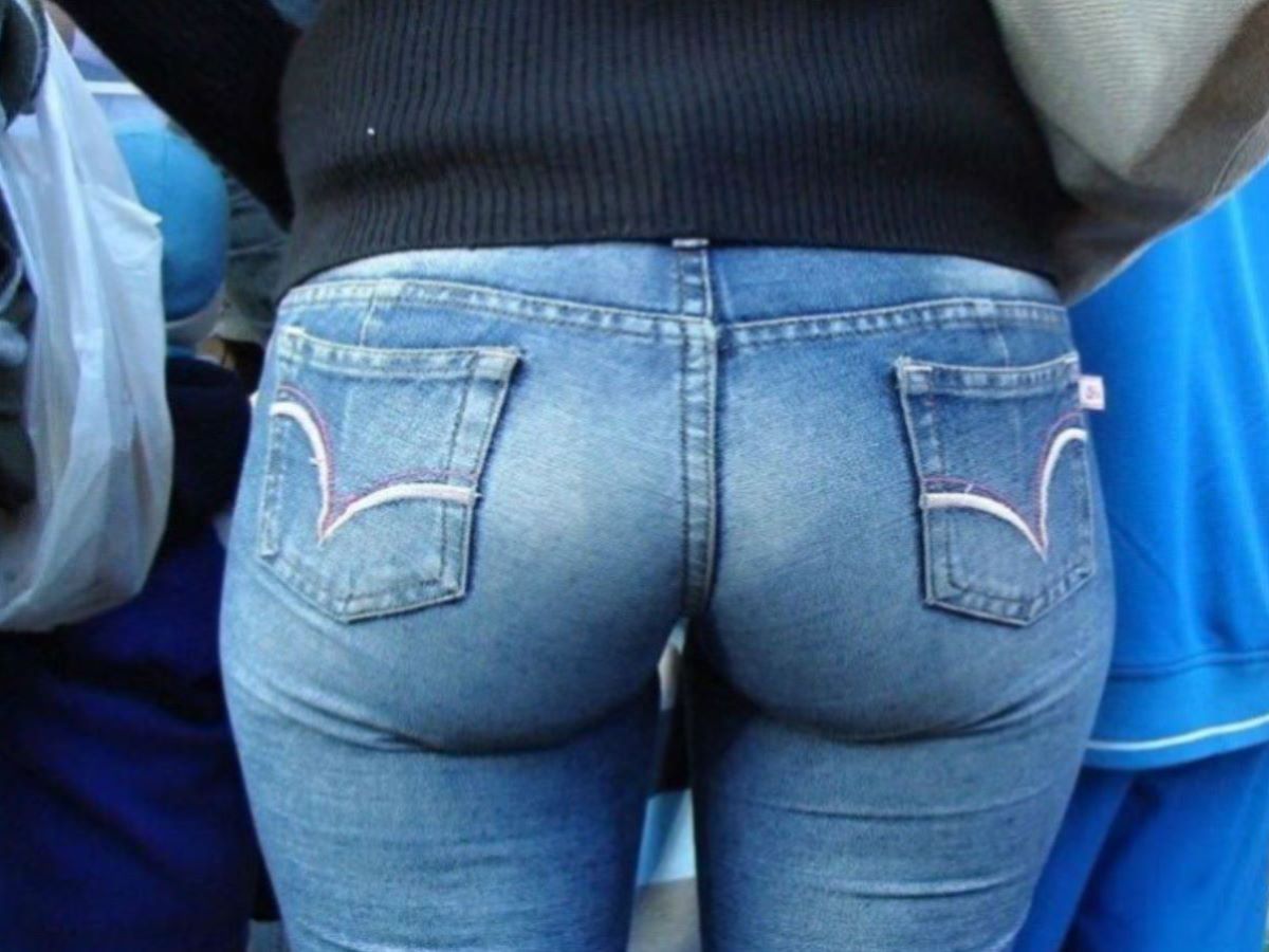 Парень на остановке снял крупным планом упругую попку девушки в джинсах