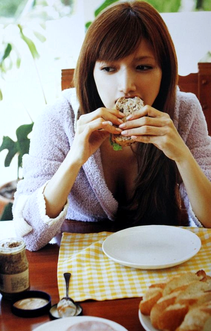 朝食を食べる後藤真希の画像