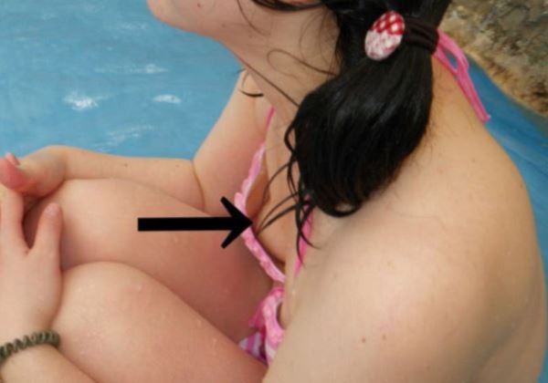 貧乳の水着ギャルがチラ乳首する素人エロ画像 2