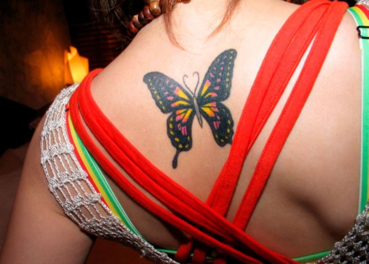 背中に蝶の刺青がある素人のハメ撮りエロ画像 15