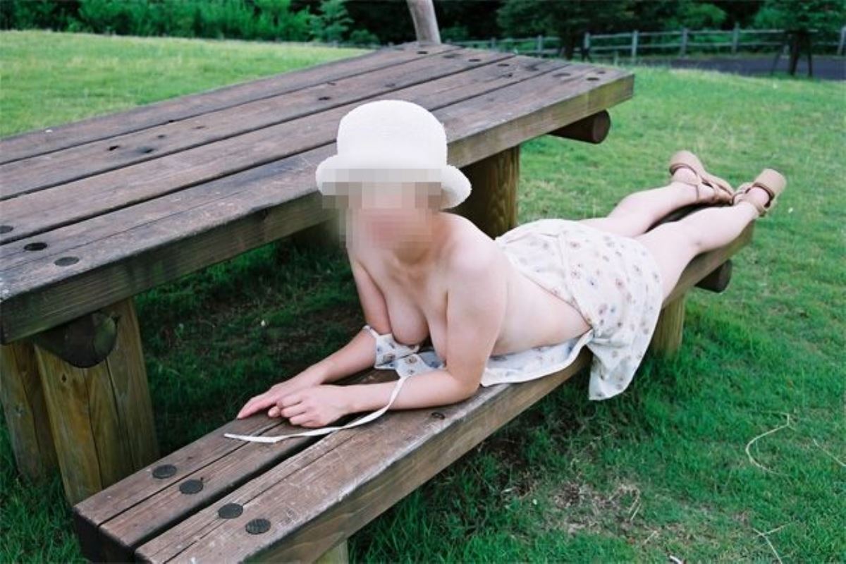 人妻 熟女 裸を晒す 野外 露出 エロ画像 44