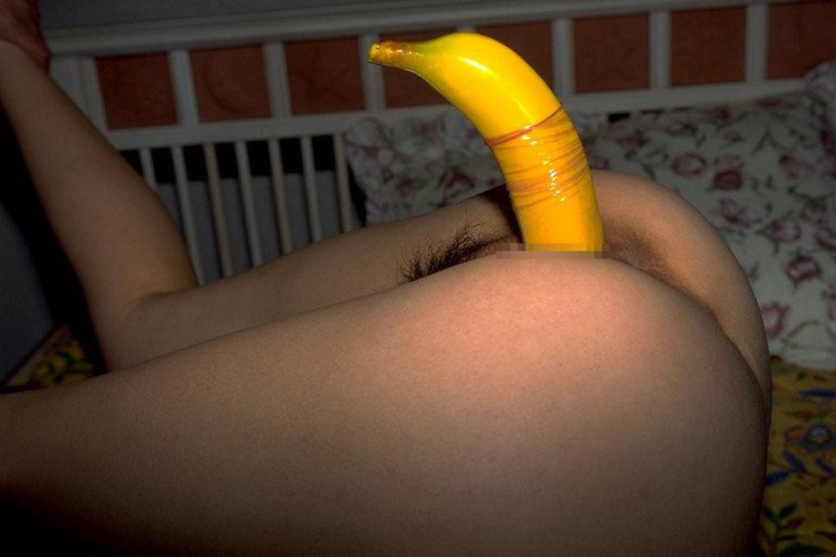 おまんこ異物挿入！！バナナをねじ込まれたマンコ画像 37