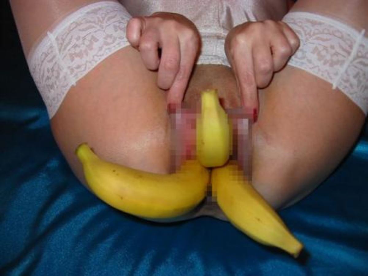 おまんこ異物挿入！！バナナをねじ込まれたマンコ画像 42