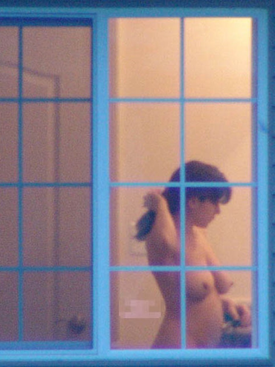 баба смотрит за голым мужиком в окне фото 104