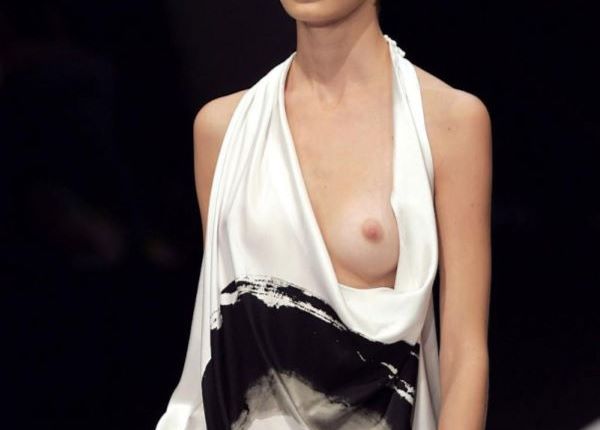 貧乳モデルが乳首を晒してる乳首ファッションショー画像 2