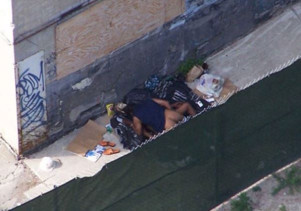 路上で生活するホームレスの路地裏セックス画像 1