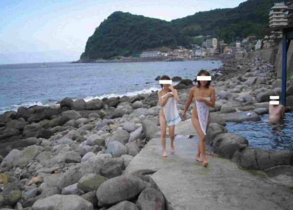 露天風呂で景色も裸の女性も絶景な温泉エロ画像 2