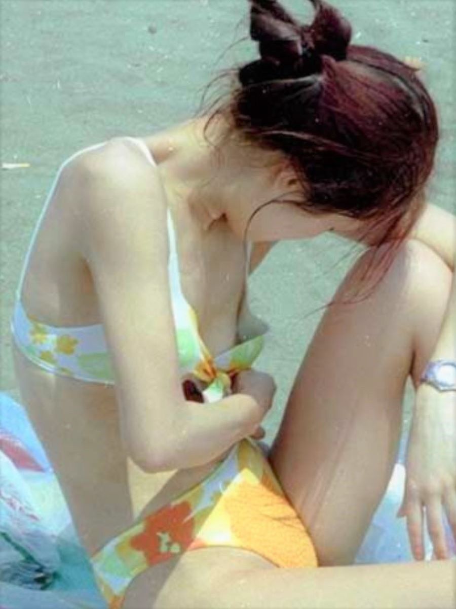 乳首チラリに乳首ポロリの水着エロ画像 42