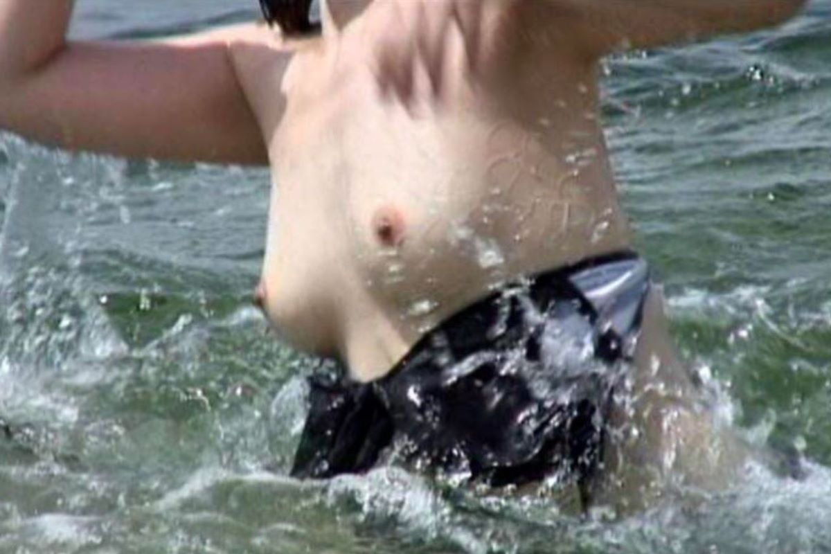 乳首チラリに乳首ポロリの水着エロ画像 95