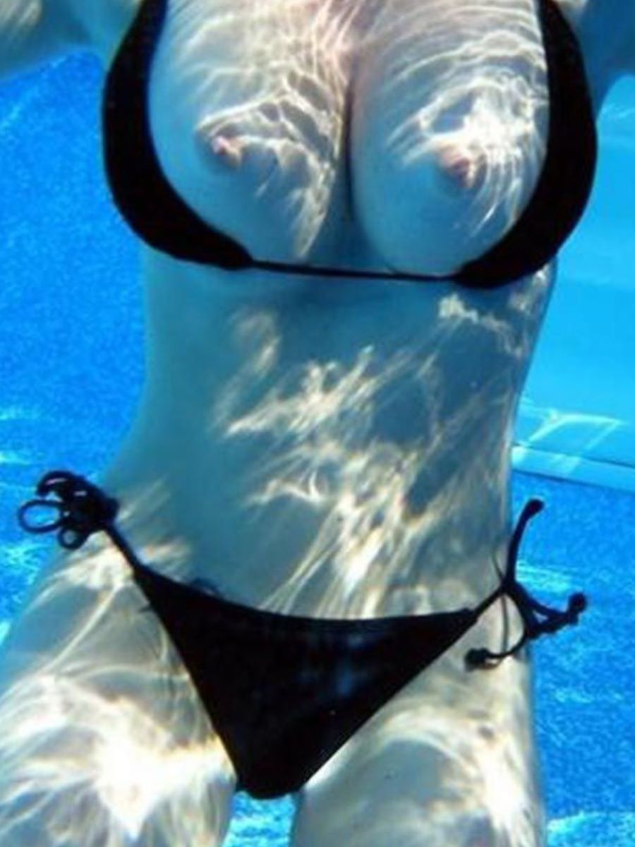 乳首チラリに乳首ポロリの水着エロ画像 101