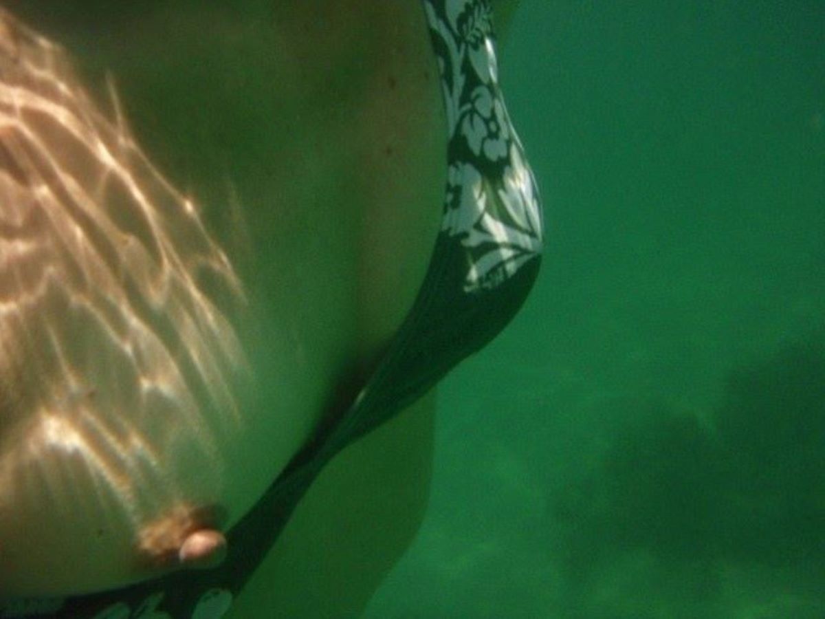乳首チラリに乳首ポロリの水着エロ画像 134