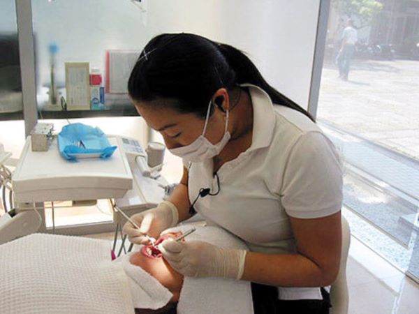 歯科衛生士 巨乳 おっぱい 当たる 歯科医院 エロ画像 2