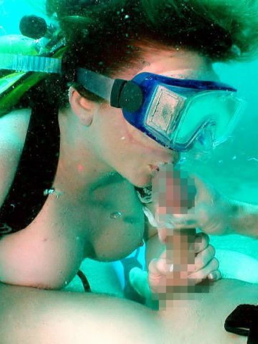 порно в бассейне под водой фото 53