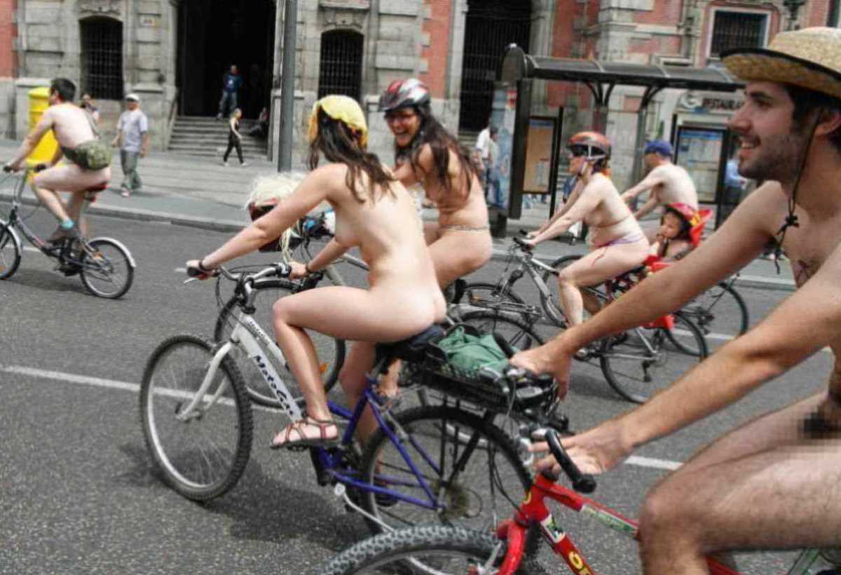 裸で自転車に乗るエロ画像 38
