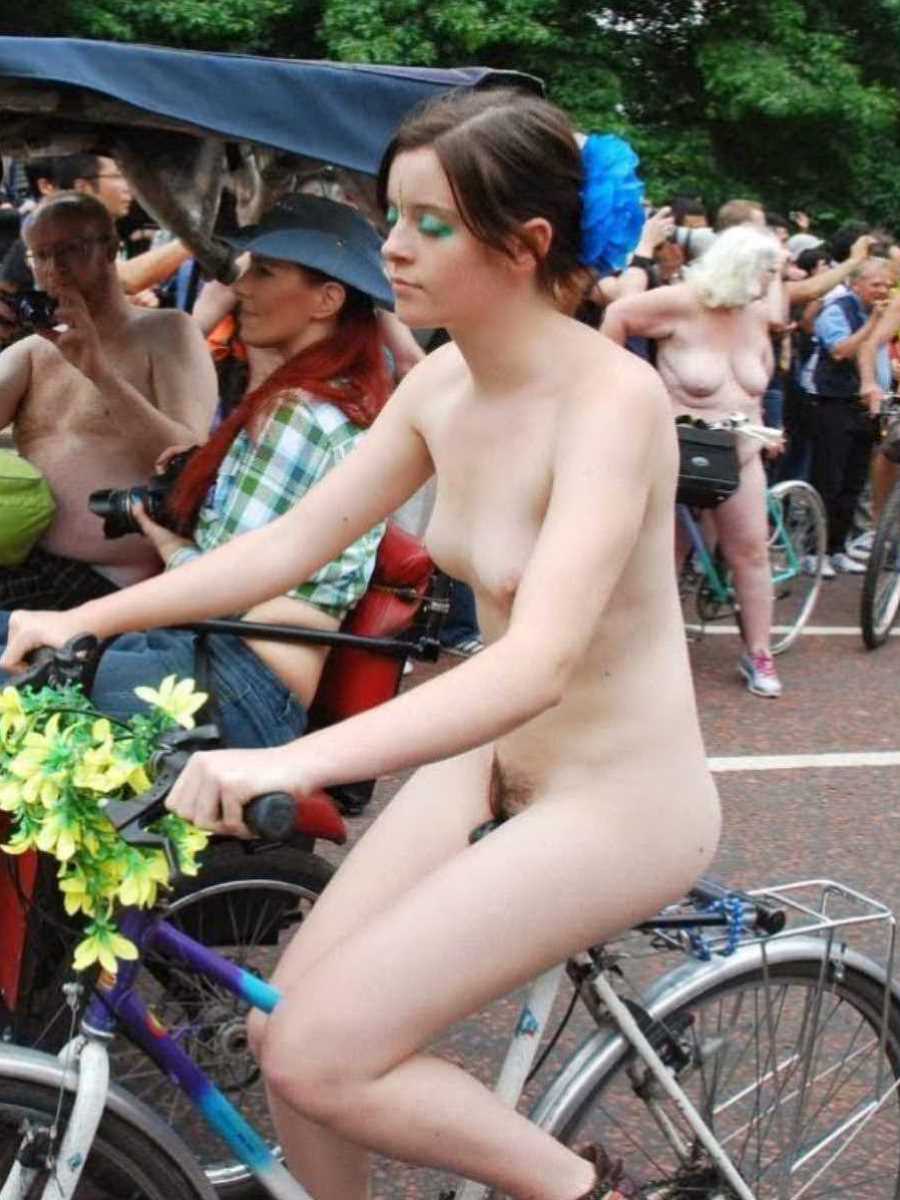 裸で自転車に乗るエロ画像 40