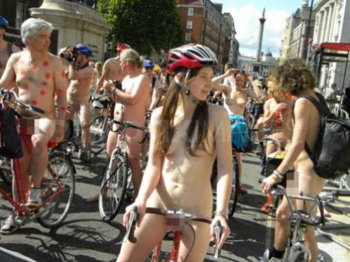 裸で自転車に乗るエロ画像 52