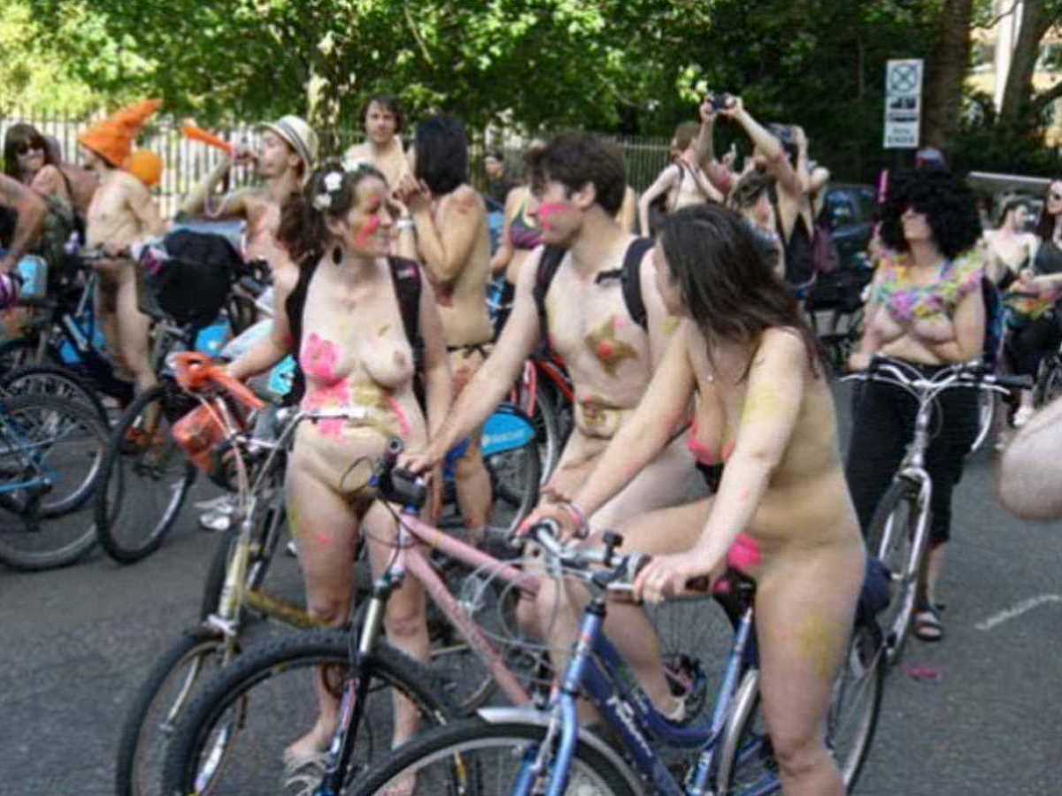 裸で自転車に乗るエロ画像 54