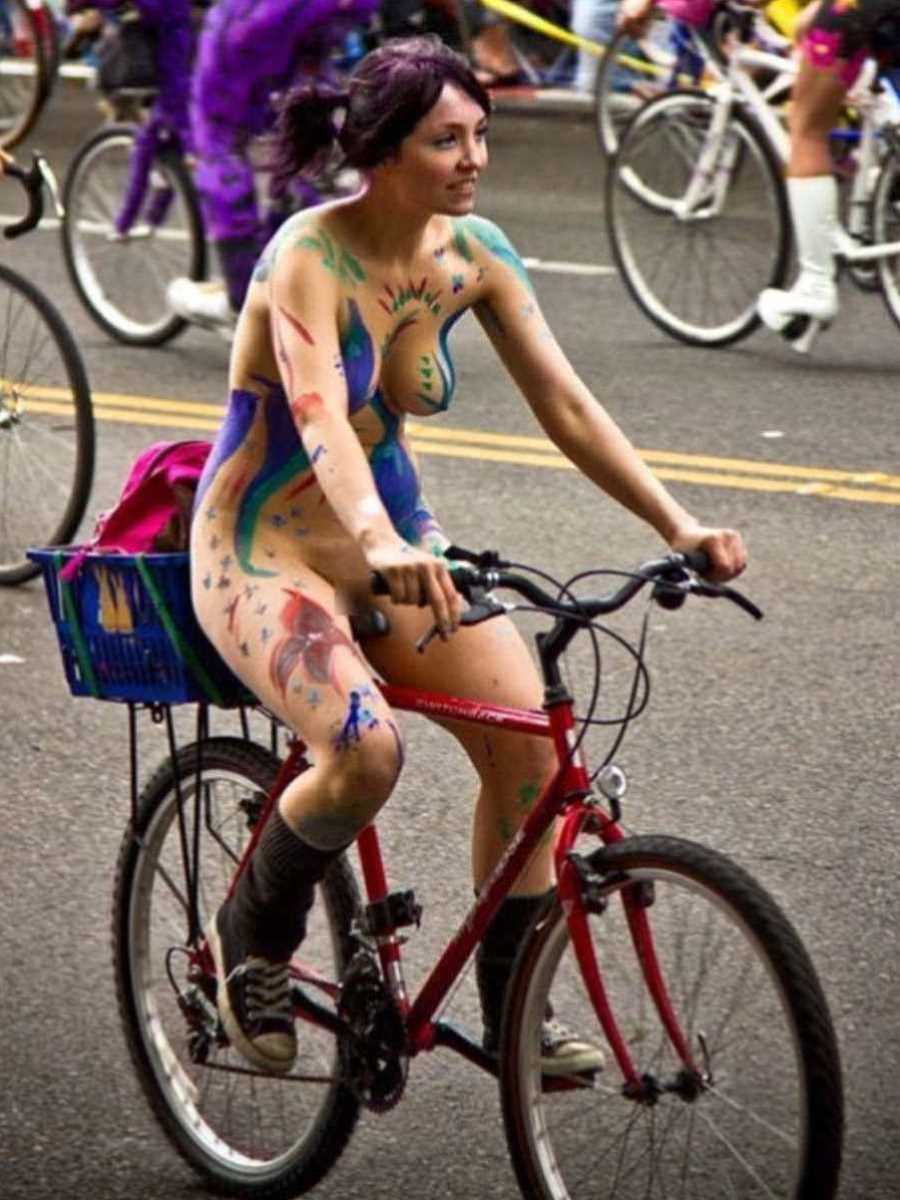 裸で自転車に乗るエロ画像 59