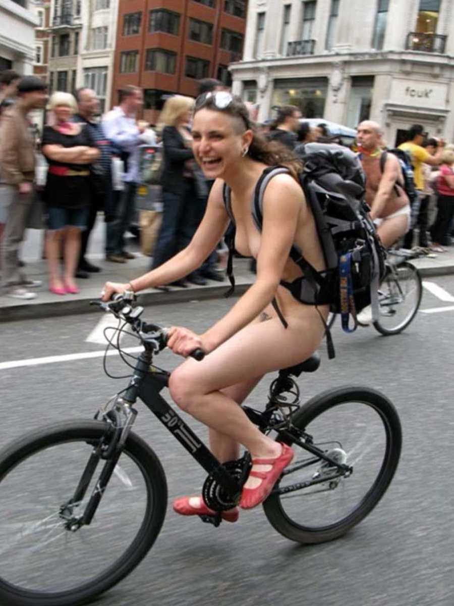 裸で自転車に乗るエロ画像 84