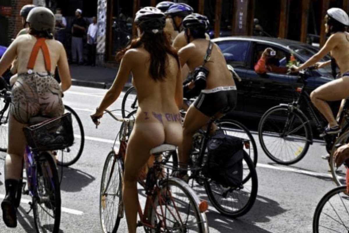 裸で自転車に乗るエロ画像 96