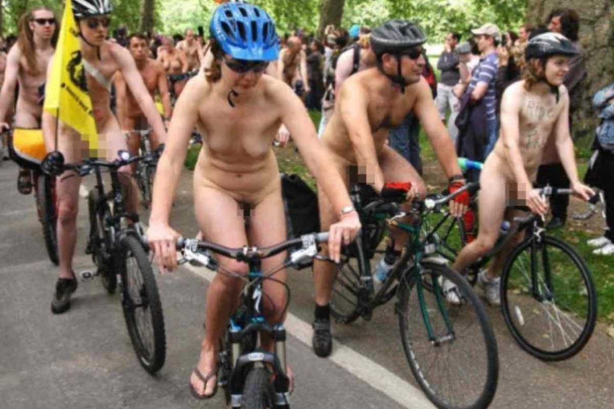 裸で自転車に乗るエロ画像 99