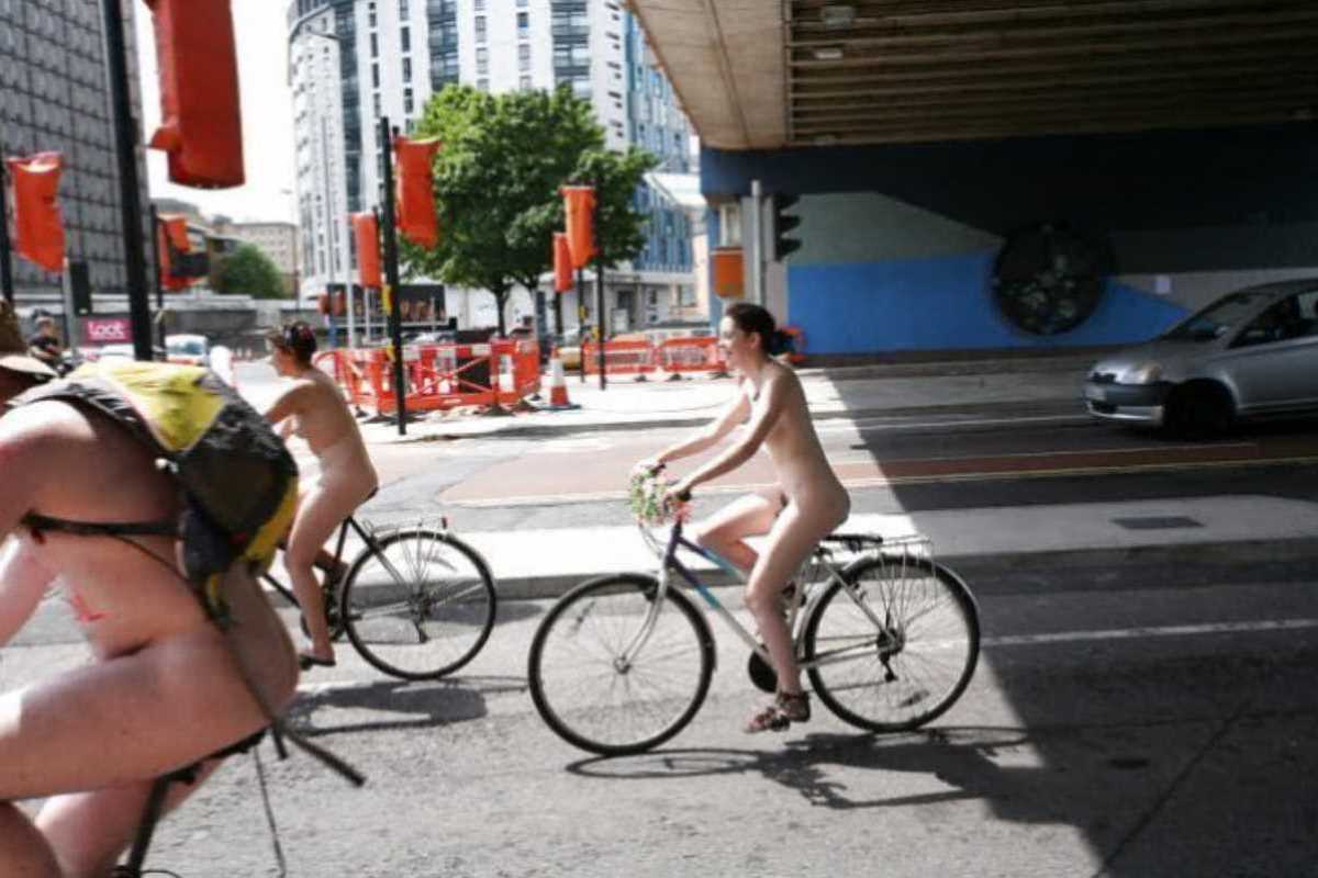 裸で自転車に乗るエロ画像 104