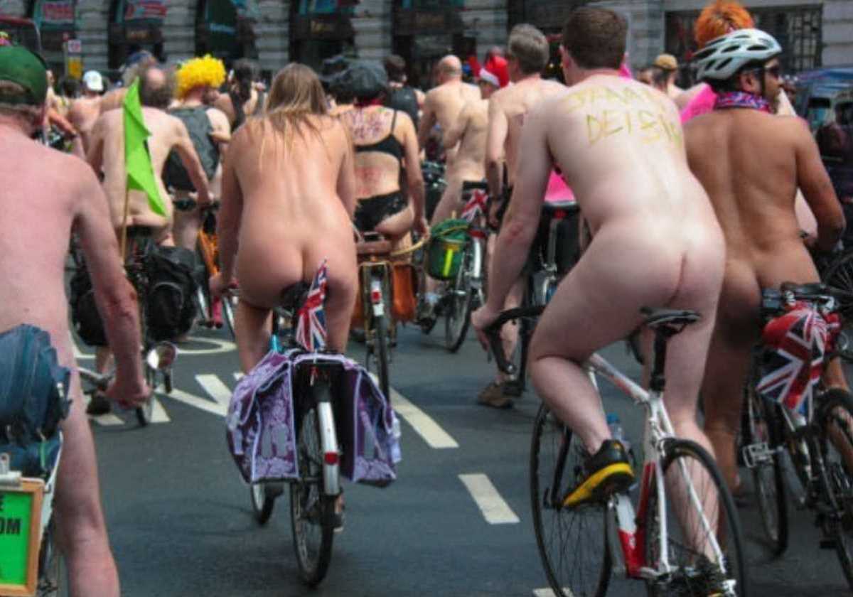 裸で自転車に乗るエロ画像 123