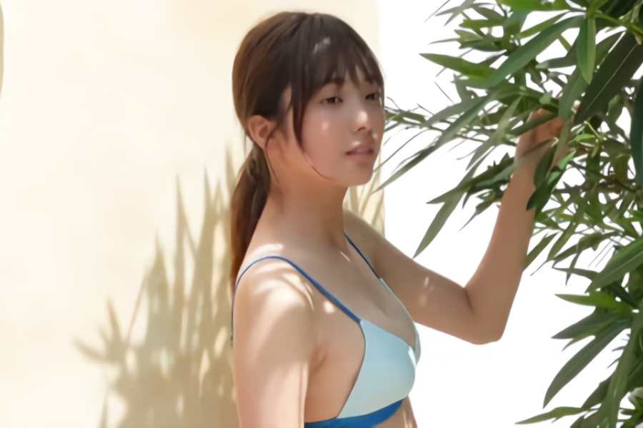 堀口真帆が初の水着グラビアで披露したビキニおっぱいエロ画像 3