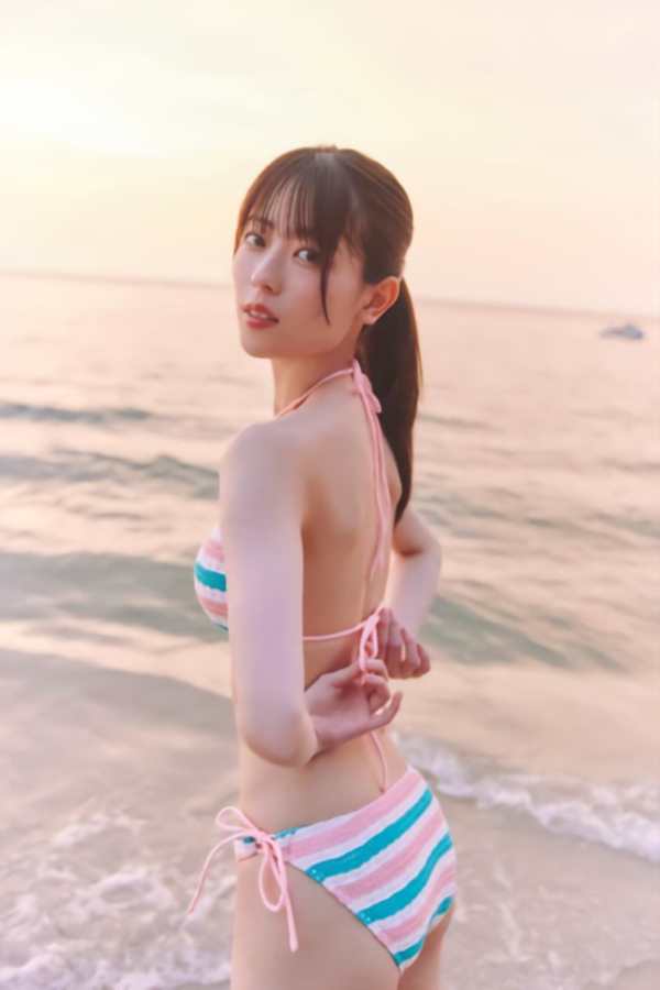 乃木坂46岩本蓮加の水着おっぱいエロ画像 3